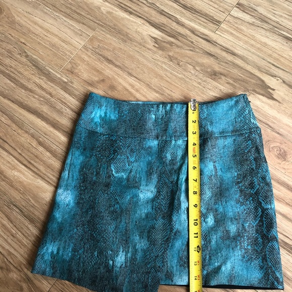 H&M Faux Leather Blue Snake Print Wrap Skirt Sz 2 ! - Picture 4 of 8